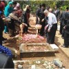 Anggota legislatif dan eksekutf saat berziarah ke makam almarhumah Bupati Kuningan, Hj. Utje CH Suganda.